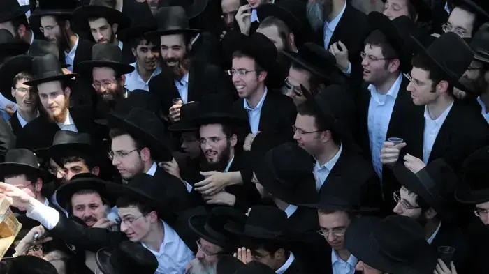 רבבות חרדים מפגינים בירושלים כנגד החלטה לאסור את הורי התלמידות מעמנואל- יוני 2010