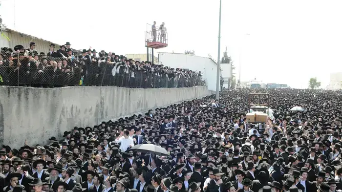 רבבות חרדים מפגינים בירושלים כנגד החלטה לאסור את הורי התלמידות מעמנואל- יוני 2010 רבבות חרדים מפגינים בירושלים כנגד החלטה לאסור את הורי התלמידות מעמנואל- יוני 2010