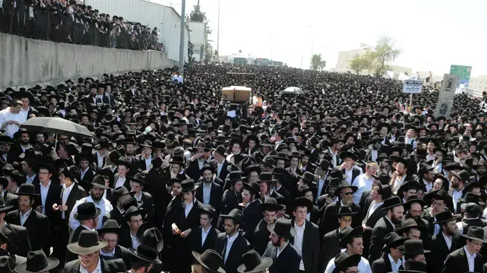 רבבות חרדים מפגינים בירושלים כנגד החלטה לאסור את הורי התלמידות מעמנואל- יוני 2010