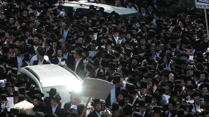 רבבות חרדים מפגינים בירושלים כנגד החלטה לאסור את הורי התלמידות מעמנואל- יוני 2010