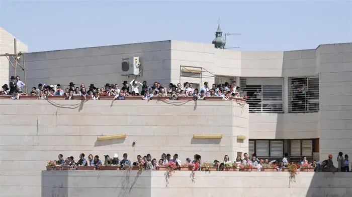 רבבות חרדים מפגינים בירושלים כנגד החלטה לאסור את הורי התלמידות מעמנואל- יוני 2010