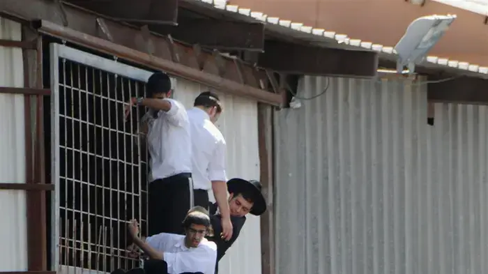 רבבות חרדים מפגינים בירושלים כנגד החלטה לאסור את הורי התלמידות מעמנואל- יוני 2010