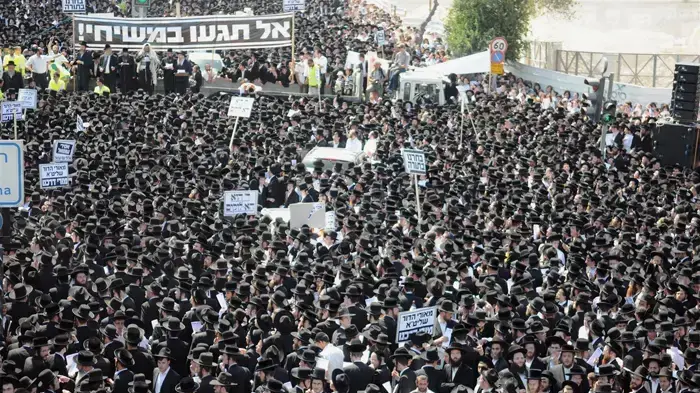 רבבות חרדים מפגינים בירושלים כנגד החלטה לאסור את הורי התלמידות מעמנואל- יוני 2010