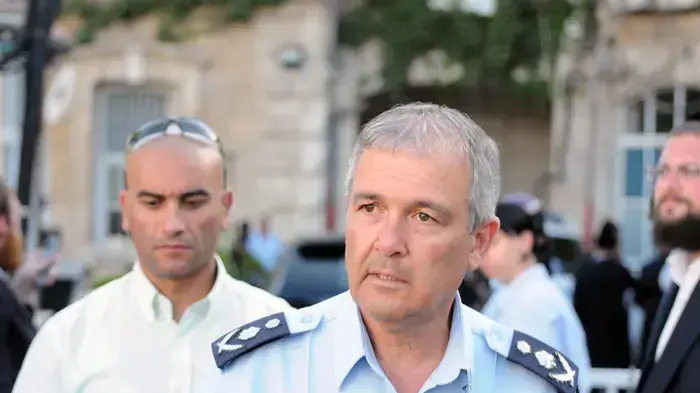 מפכ"ל המשטרה דודי כהן מגיע להפגנת ענק של חרדים בירושלים כנגד החלטה לאסור את הורי התלמידות מעמנואל- יוני 2010