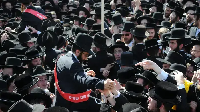 רבבות חרדים מפגינים בירושלים כנגד החלטה לאסור את הורי התלמידות מעמנואל- יוני 2010