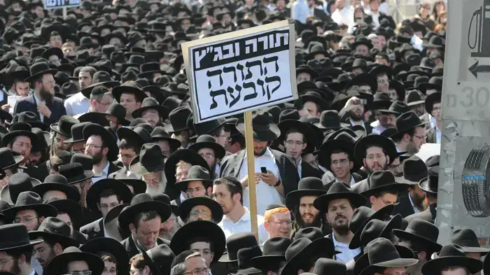 רבבות חרדים מפגינים בירושלים כנגד החלטה לאסור את הורי התלמידות מעמנואל- יוני 2010