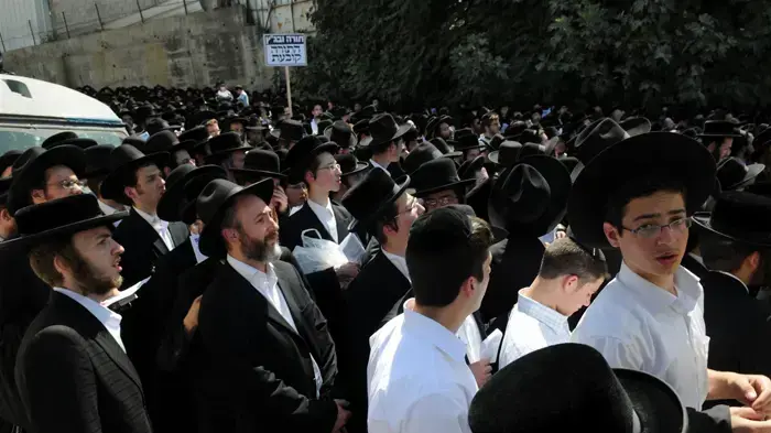 רבבות חרדים מפגינים בירושלים כנגד החלטה לאסור את הורי התלמידות מעמנואל- יוני 2010 רבבות חרדים מפגינים בירושלים כנגד החלטה לאסור את הורי התלמידות מעמנואל- יוני 2010