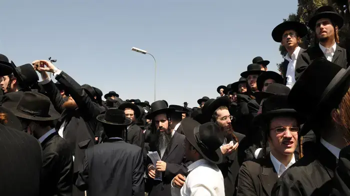 רבבות חרדים מפגינים בירושלים כנגד החלטה לאסור את הורי התלמידות מעמנואל- יוני 2010 רבבות חרדים מפגינים בירושלים כנגד החלטה לאסור את הורי התלמידות מעמנואל- יוני 2010