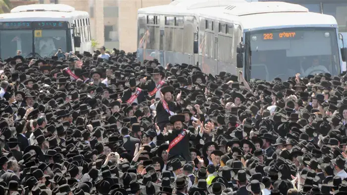 רבבות חרדים מפגינים בירושלים כנגד החלטה לאסור את הורי התלמידות מעמנואל- יוני 2010 רבבות חרדים מפגינים בירושלים כנגד החלטה לאסור את הורי התלמידות מעמנואל- יוני 2010