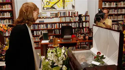 פילאר דל, אשתו של ז'וז'ה סאראמאגו, מול ארון הקבורה שלו פילאר דל, אשתו של ז'וז'ה סאראמאגו, מול ארון הקבורה שלו