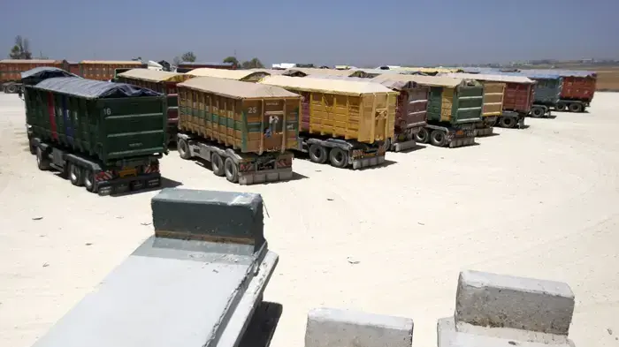 העברת סחורה לפלסטינים דרך מעבר כרם שלום