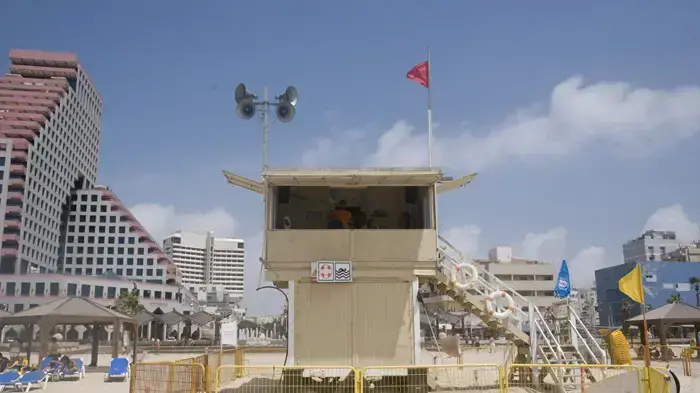 שרב בחוף הים בתל אביב יוני 2010