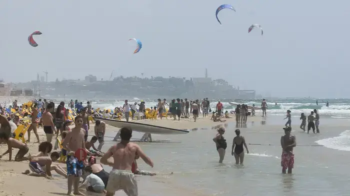 שרב בחוף הים בתל אביב יוני 2010
