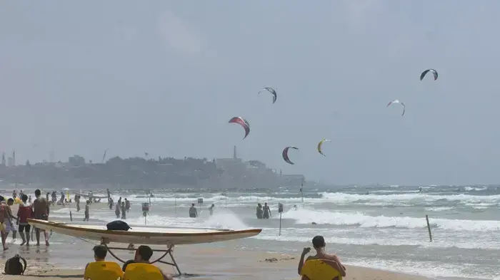 שרב בחוף הים בתל אביב יוני 2010