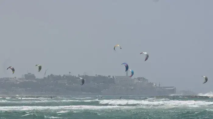 שרב בחוף הים בתל אביב יוני 2010 שרב בחוף הים בתל אביב יוני 2010