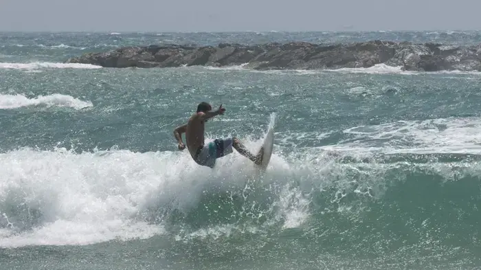 שרב בחוף הים בתל אביב יוני 2010