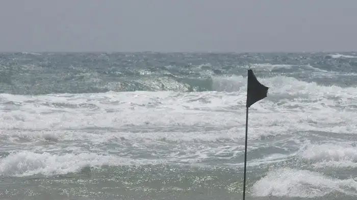 שרב בחוף הים בתל אביב יוני 2010