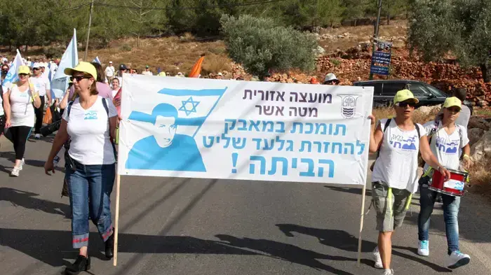 צעדת משפחת שליט ממצפה הילה לקיבוץ כברי יוני 2010 צעדת משפחת שליט ממצפה הילה לקיבוץ כברי יוני 2010