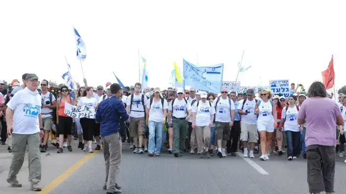 צעדת משפחת שליט ממצפה הילה לקיבוץ כברי יוני 2010 צעדת משפחת שליט ממצפה הילה לקיבוץ כברי יוני 2010