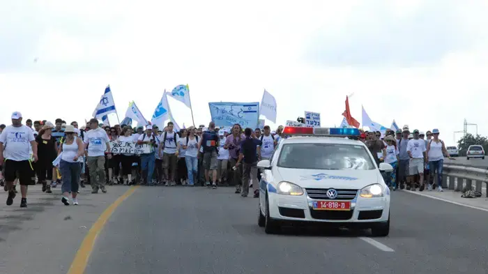 צעדת משפחת שליט ממצפה הילה לקיבוץ כברי יוני 2010 צעדת משפחת שליט ממצפה הילה לקיבוץ כברי יוני 2010