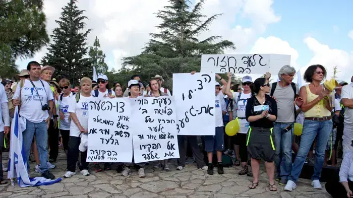 צעדת משפחת שליט ממצפה הילה לקיבוץ כברי יוני 2010 צעדת משפחת שליט ממצפה הילה לקיבוץ כברי יוני 2010