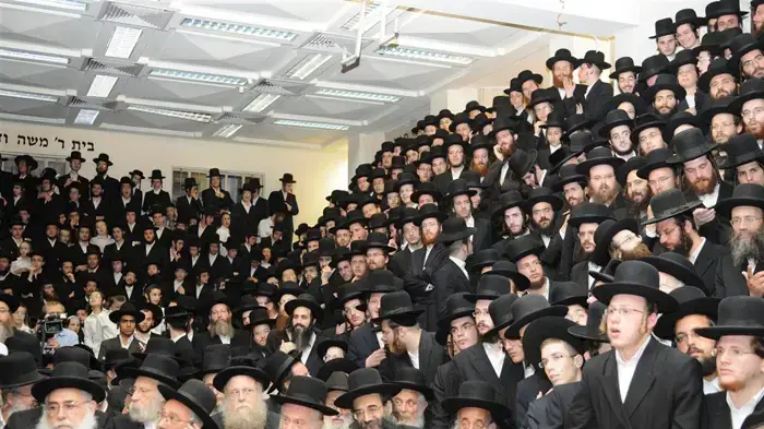 מאות וחסידי האדמו"ר מסלונים בשכונת מאה שערים בירושלים בעקבות פסיקת בג"צ בנוגע לבית הספר בעמנואל