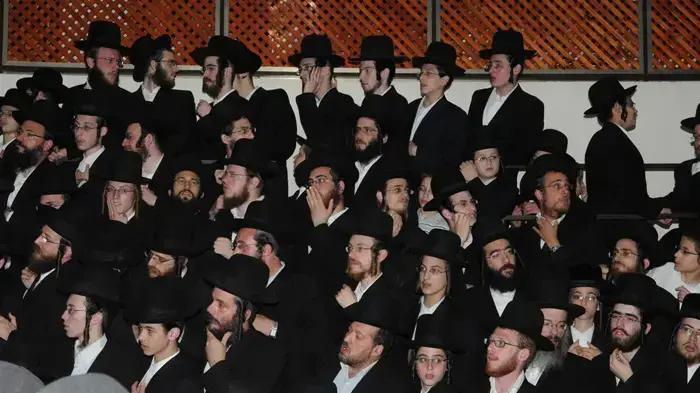 מאות וחסידי האדמו"ר מסלונים בשכונת מאה שערים בירושלים בעקבות פסיקת בג"צ בנוגע לבית הספר בעמנואל