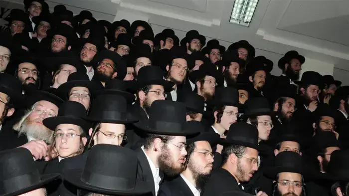 מאות וחסידי האדמו"ר מסלונים בשכונת מאה שערים בירושלים בעקבות פסיקת בג"צ בנוגע לבית הספר בעמנואל