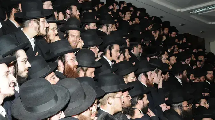 מאות וחסידי האדמו"ר מסלונים בשכונת מאה שערים בירושלים בעקבות פסיקת בג"צ בנוגע לבית הספר בעמנואל