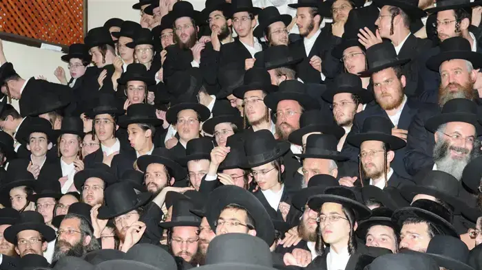 מאות וחסידי האדמו"ר מסלונים בשכונת מאה שערים בירושלים בעקבות פסיקת בג"צ בנוגע לבית הספר בעמנואל