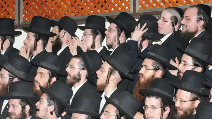 מאות וחסידי האדמו"ר מסלונים בשכונת מאה שערים בירושלים בעקבות פסיקת בג"צ בנוגע לבית הספר בעמנואל