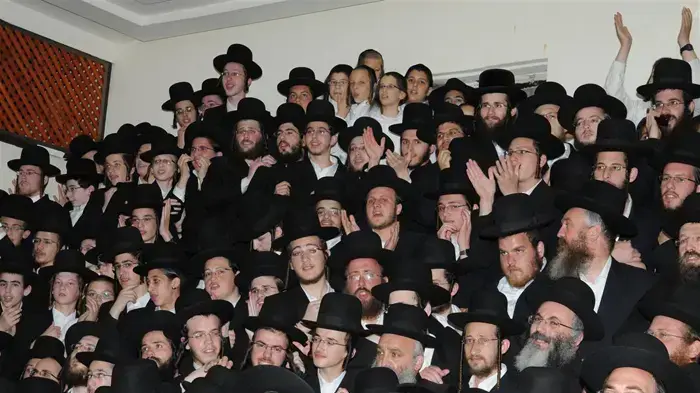 מאות וחסידי האדמו"ר מסלונים בשכונת מאה שערים בירושלים בעקבות פסיקת בג"צ בנוגע לבית הספר בעמנואל