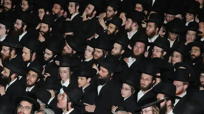 מאות וחסידי האדמו"ר מסלונים בשכונת מאה שערים בירושלים בעקבות פסיקת בג"צ בנוגע לבית הספר בעמנואל