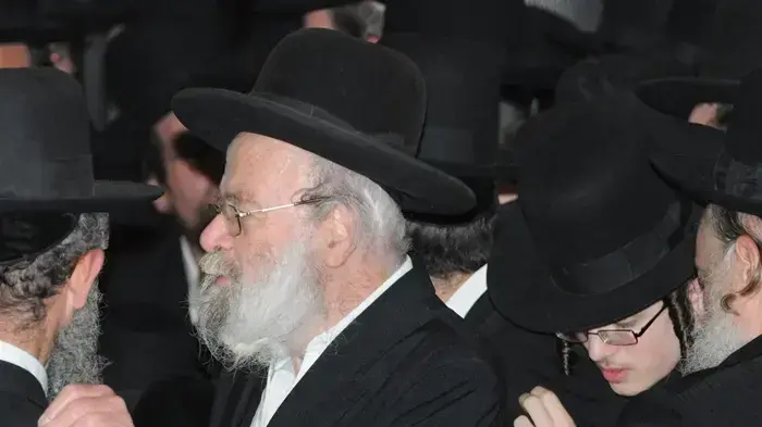 מאות וחסידי האדמו"ר מסלונים בשכונת מאה שערים בירושלים בעקבות פסיקת בג"צ בנוגע לבית הספר בעמנואל