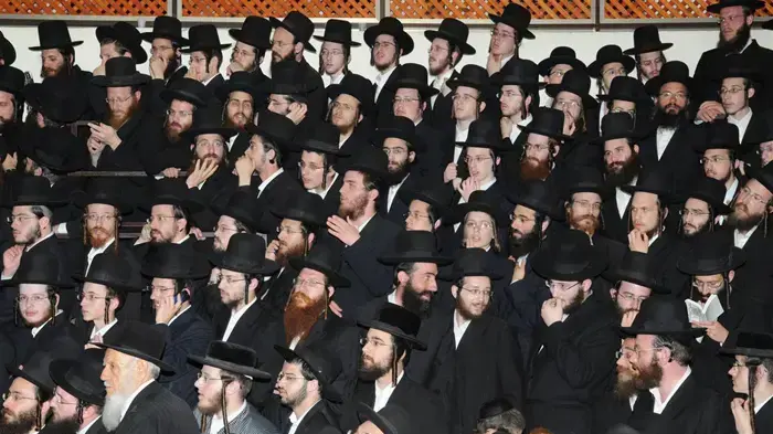 מאות וחסידי האדמו"ר מסלונים בשכונת מאה שערים בירושלים בעקבות פסיקת בג"צ בנוגע לבית הספר בעמנואל