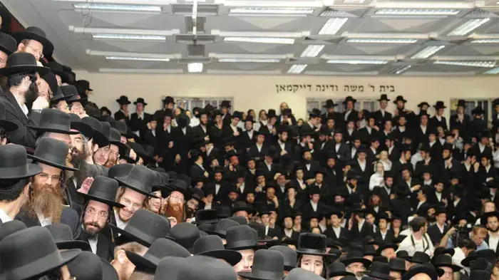 מאות וחסידי האדמו"ר מסלונים בשכונת מאה שערים בירושלים בעקבות פסיקת בג"צ בנוגע לבית הספר בעמנואל