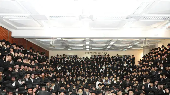 תפילה מיוחדת בביתו של האדמור מסלונים לכבוד האבות מעמנואל יוני 2010