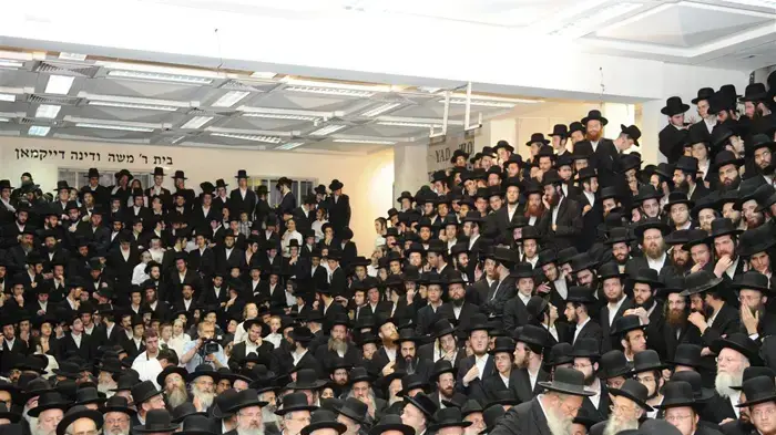 תפילה מיוחדת בביתו של האדמור מסלונים לכבוד האבות מעמנואל יוני 2010
