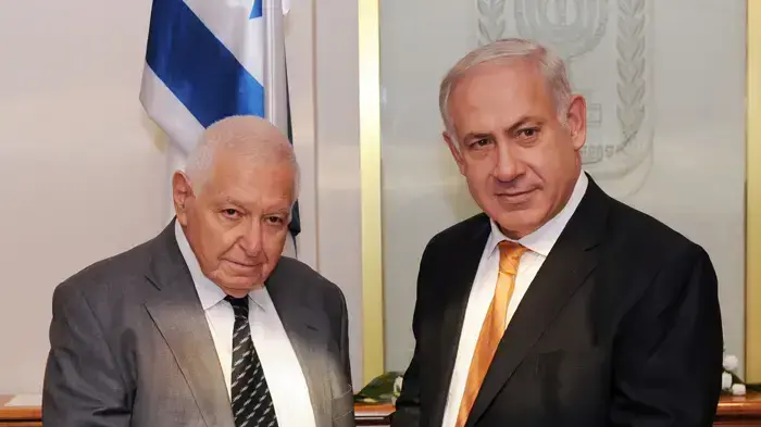 רה"מ נתניהו מקבל ממבקר המדינה את הדו"ח בנושא האזנות הסתר יוני 2010