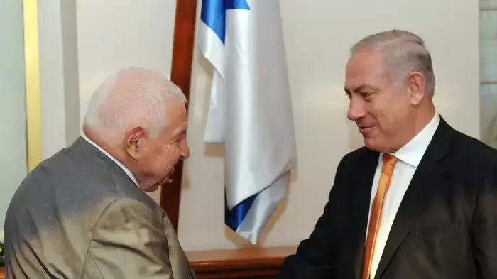 רה"מ נתניהו מקבל ממבקר המדינה את הדו"ח בנושא האזנות הסתר יוני 2010 רה"מ נתניהו מקבל ממבקר המדינה את הדו"ח בנושא האזנות הסתר יוני 2010