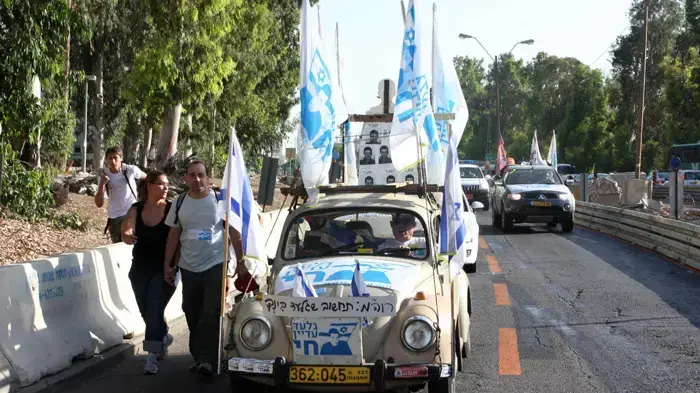 צעדת משפחת שליט בצומת מוצקין  יוני 2010