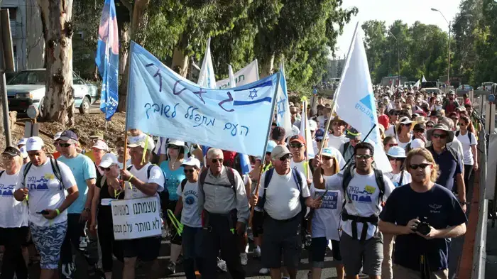 צעדת משפחת שליט בצומת מוצקין  יוני 2010