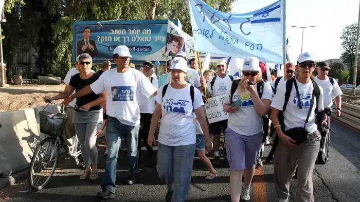 צעדת משפחת שליט בצומת מוצקין  יוני 2010