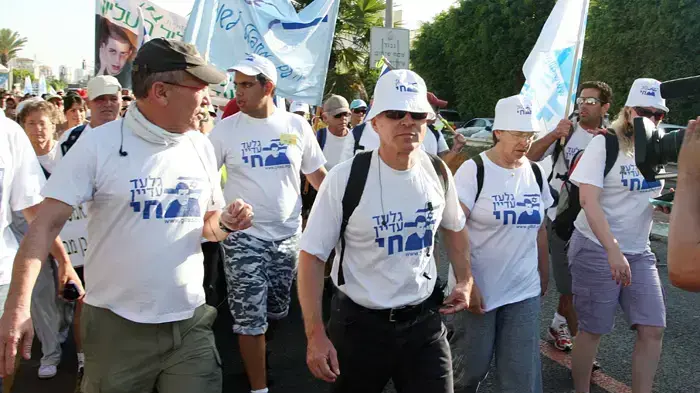 צעדת משפחת שליט בצומת מוצקין  יוני 2010