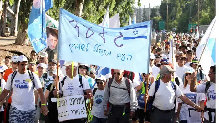 צעדת משפחת שליט בצומת מוצקין  יוני 2010