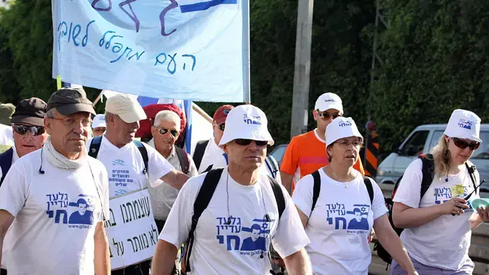 צעדת משפחת שליט בצומת מוצקין  יוני 2010