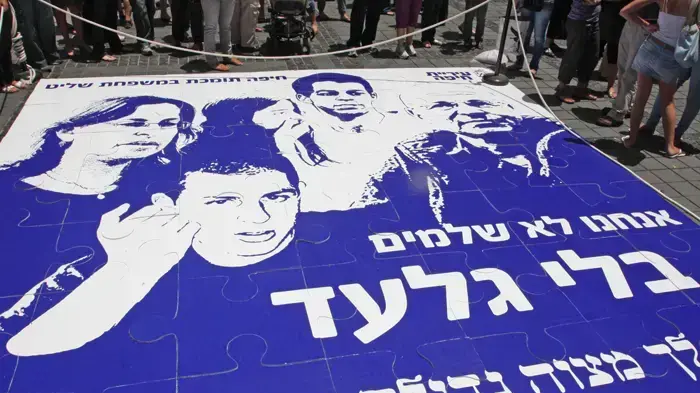 מיצג שהוכן בצעדת משפחת שליט בנמל חיפה- יוני 2010 