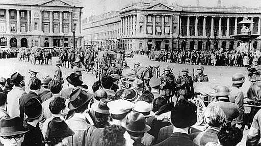 תהלוכה נאצית בפריז ב-1940