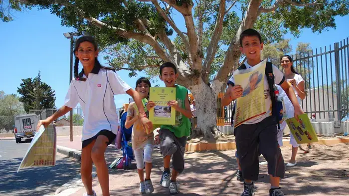 ילדי בית הספר היסודי "אילנות" באשקלון יוצאים לחופש הגדול- יוני 2010 ילדי בית הספר היסודי "אילנות" באשקלון יוצאים לחופש הגדול- יוני 2010