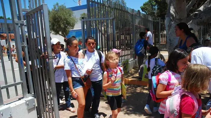 ילדי בית הספר היסודי "אילנות" באשקלון יוצאים לחופש הגדול- יוני 2010  